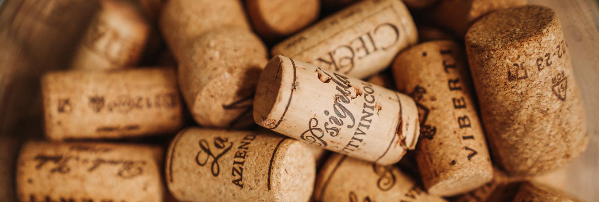 Tappi di sughero evocano convivialità e ricordi di serate con buon vino.