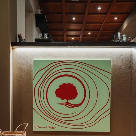 Stylized red tree on green background, evokes harmony and serenity.