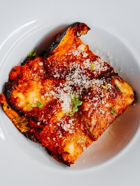 Delicious baked lasagna, crispy and creamy, with melted cheese and rich sauce.