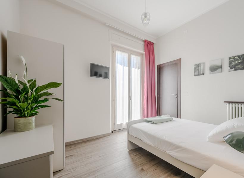 Bright, cozy room with modern details and warm colors.