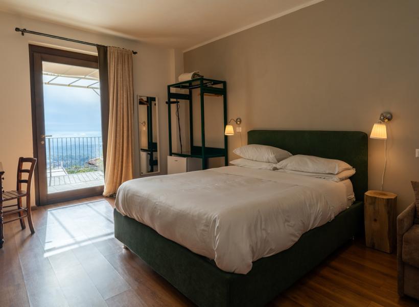Cozy room with a soft bed and breathtaking panoramic view.